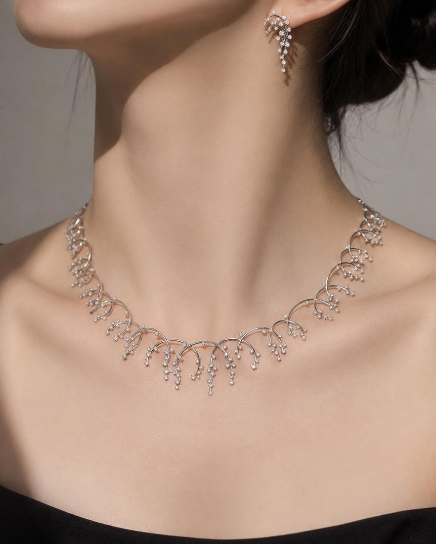 아치형 다이아 스프레이 목걸이·귀걸이 세트 착용
